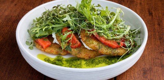 Драники с лососем в сливочном соусе