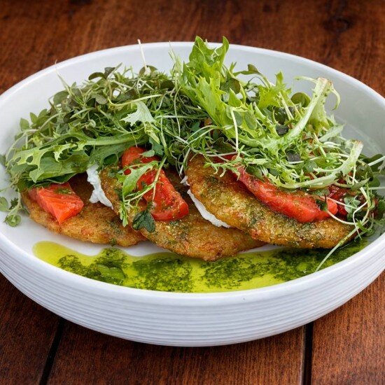 Драники с лососем в сливочном соусе