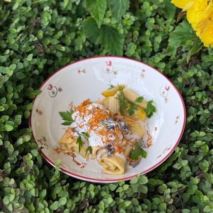 Блинчики с языком, сыром, грибным соусом и соленьями