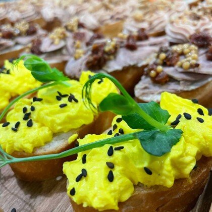 Кростини с творожно-яичным муссом