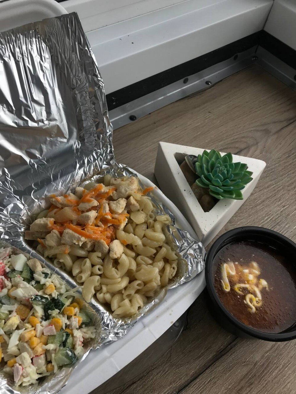 Комбо дня. 
Щи из свежей капусты со сметаной, макароны, курица в сметане по кабардински, салат «Легкий»