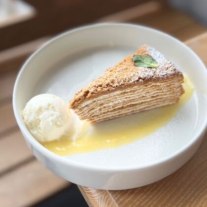 Медовик с апельсиновым муссом и шариком пломбира