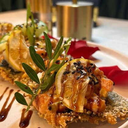 Хрустящие суши-тако с лососем и авокадо