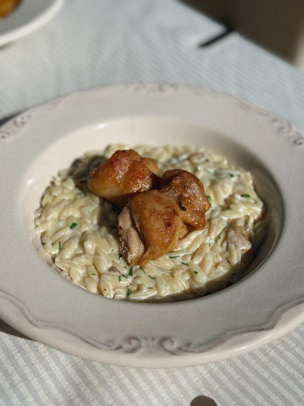 Орзо с цыплёнком и белыми грибами