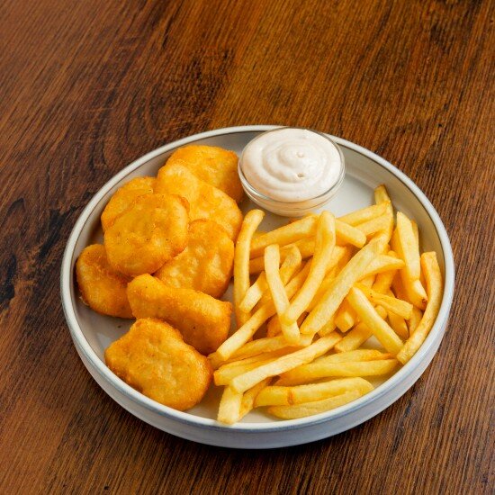 Куриные наггетсы с картофелем фри и соусом