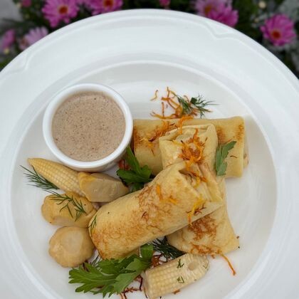 Блинчики с языком, сыром, грибным соусом и соленьями
