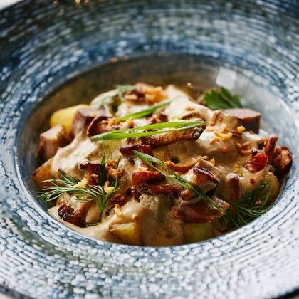 Жареный картофель с языком, лисичками и грибным соусом