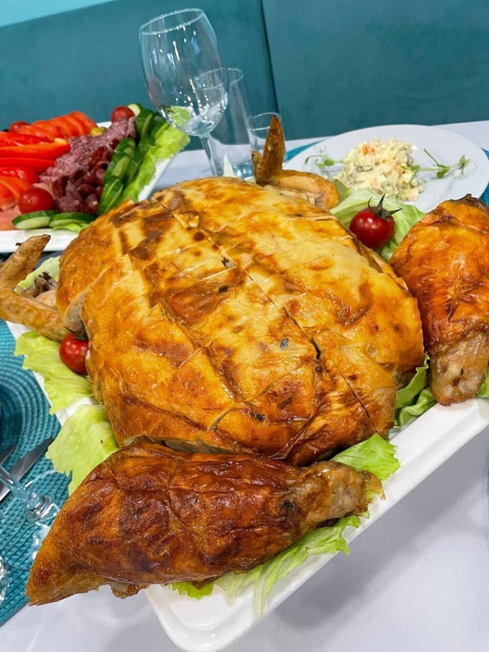 Курица фаршированная блинами и грибами