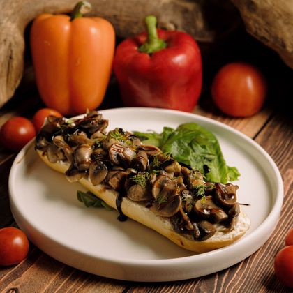 Брускетта с жареными шампиньонами и творожных сыром