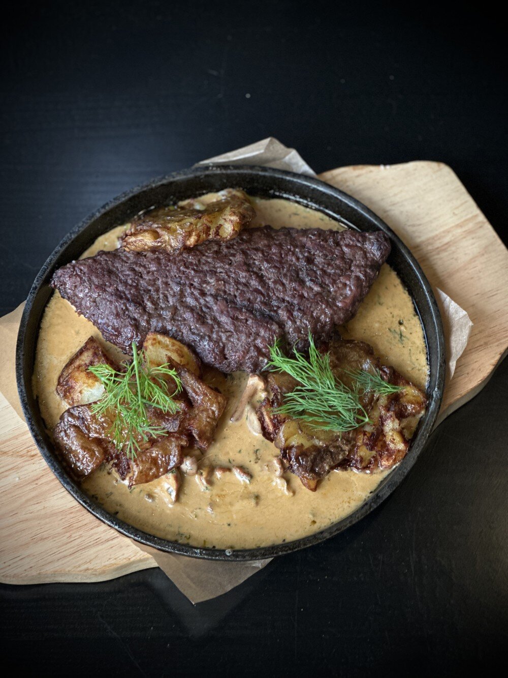 Котлета из мяса оленя, фаршированная грибами, с ленивыми драниками