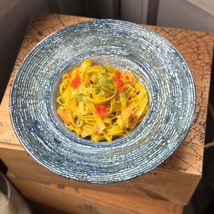 Паста с лососем, шпинатом, укропом и икрой