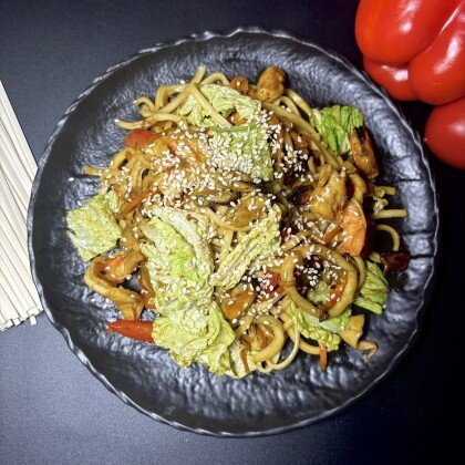 Лапша удон с морепродуктами в устричном соусе