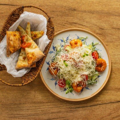 Цезарь с тигровыми креветками