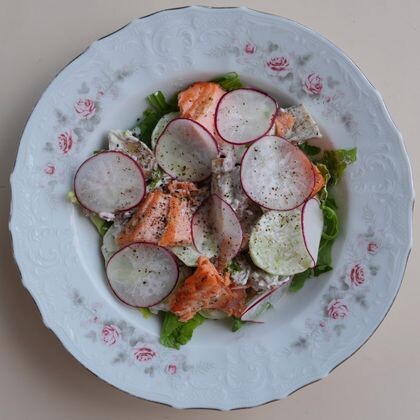 Салат с лососем, овощами и сметанным соусом