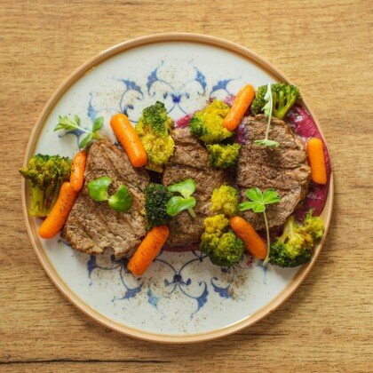 Говяжья вырезка фламбе с овощами под кремовой подушкой