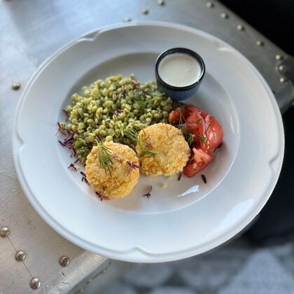 Рыбные котлетки с птитимом и шпинатом, сливочным соусом, и салатом из томатов