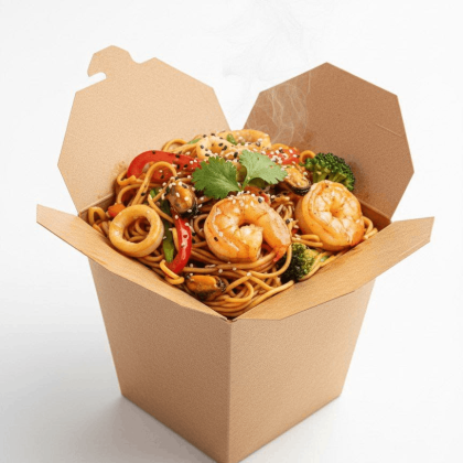 Вок с морепродуктами, острым соусом и яичной лапшой