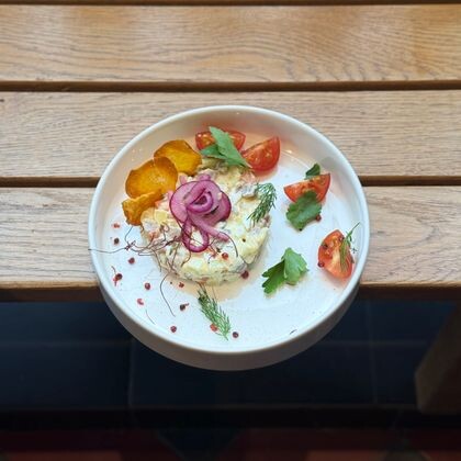 Салат Столичный с зеленым яблоком, языком и чипсами из картофеля