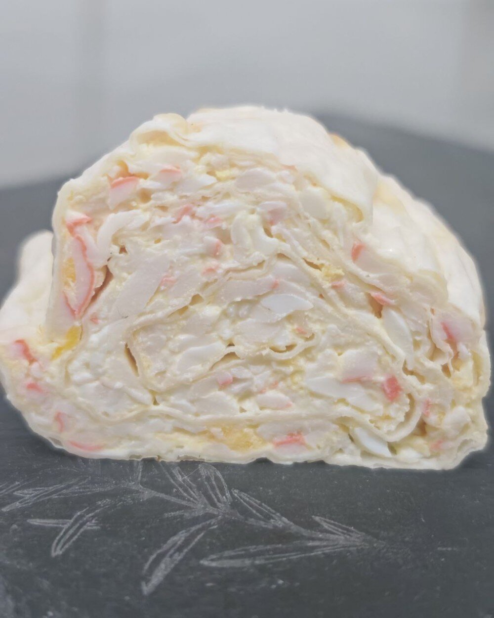 Рулет из лаваша с крабовым мясом, сыром и яйцом