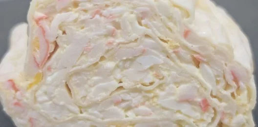 Рулет из лаваша с крабовым мясом, сыром и яйцом
