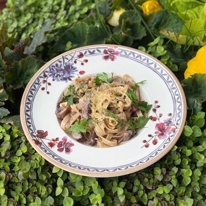 Паста с говядиной, красным вином, грибами, выдержанным сыром и орехами