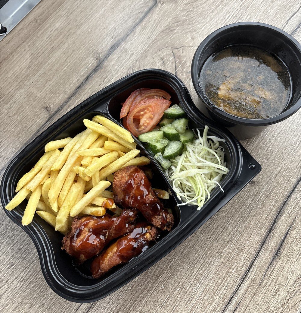 Комбо дня. Суп, фри, крылья терияки, салат с овощами.