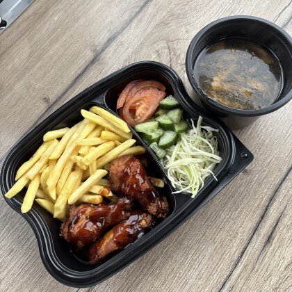 Комбо дня. Суп, фри, крылья терияки, салат с овощами.