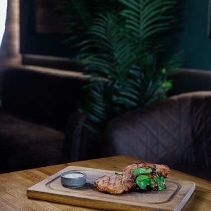 Свиная корейка с салатом гриль