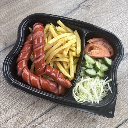 Комбо дня.  Фри, охотничьи колбаски, салат с овощами, соус чесночный.