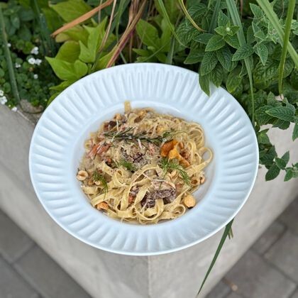 Паста с говядиной, красным вином, грибами, выдержанным сыром и лесным орехом