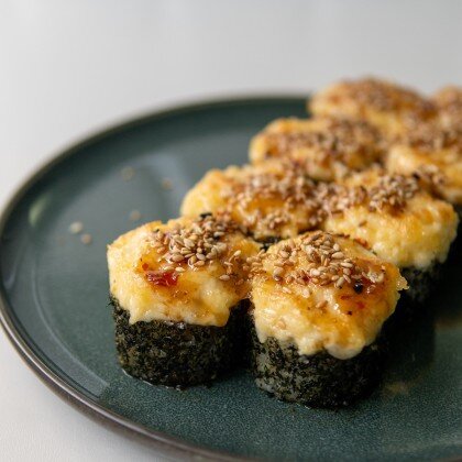 Ролл запеченный с лососем