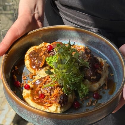 Щечки говяжьи с картофельным пюре с трюфельным соусом