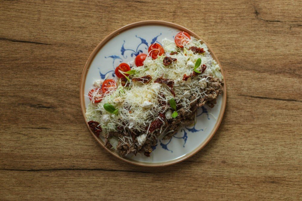 Салат с говядиной, вялеными томатами и сезонными овощами