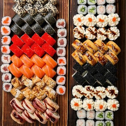 "На компанию большой"  
в подарок (4 соевых, 4 васаби,4 имбиря, 1л кока-колы)