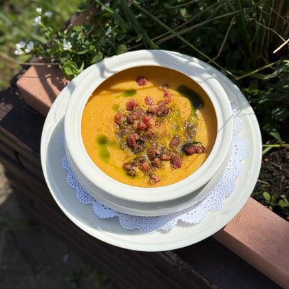 Крем-суп из мускатной тыквы с пряной крошкой и беконом
