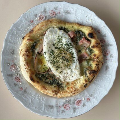 Мини пицца с беконом, соусом Песто и глазуньей