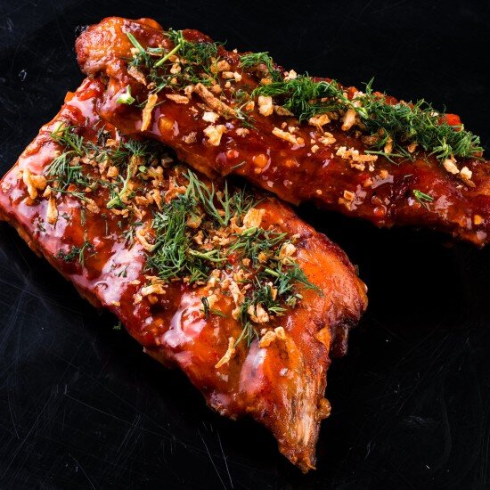 Ребра гриль с глазурью из пикантного острого соуса