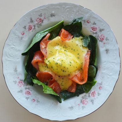 Драник с лососем и яйцом пашот