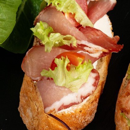 Брускетты с копчёным мясом и томатом