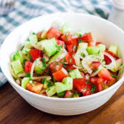 Салат зеленый с помидорами и огурцами с заправкой