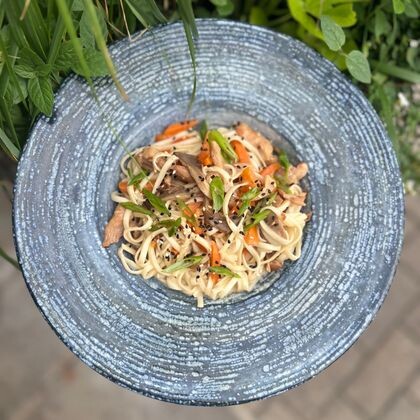 Сливочный удон том ям с куриным бедром и вешенками