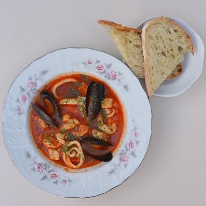 Томатный суп Каччуко с морепродуктами