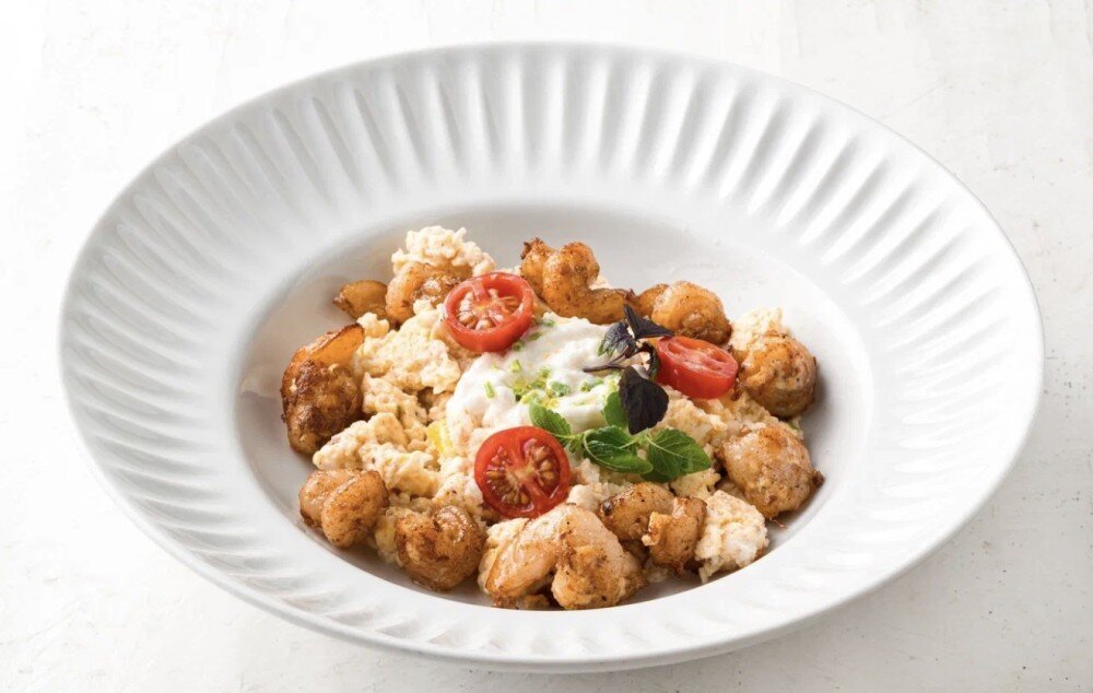 Скрэмбл с тигровыми креветками и страчателлой