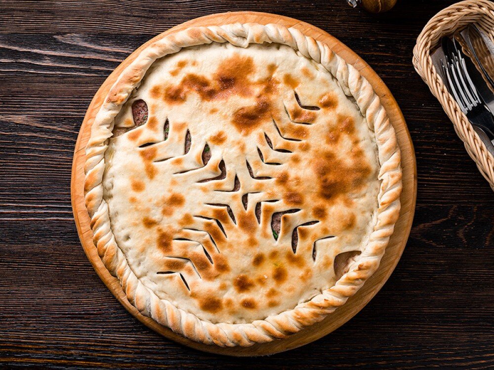 Пирог с курицей, ветчиной и сыром