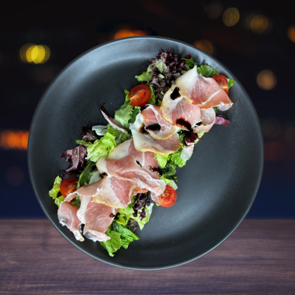 Салат с прошутто и пармезаном