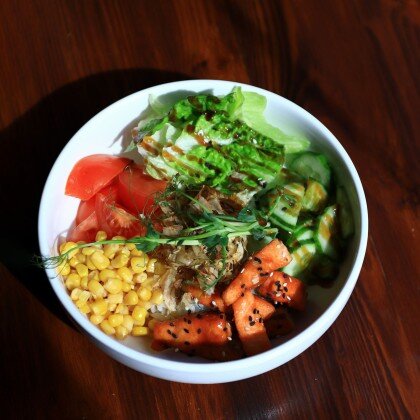 Поке с жареным лососем