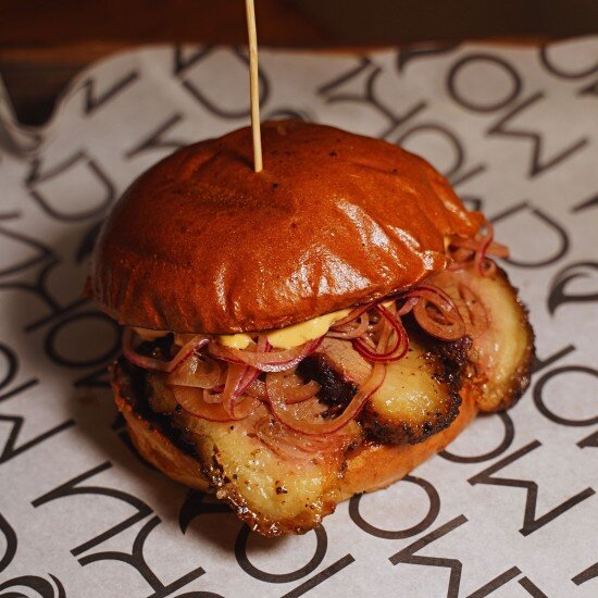 «Бургер с брискетом и соусом гриль тейсти»