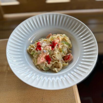 Паста с лососем, шпинатом, укропом и икрой тобико