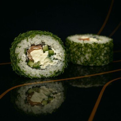 Ролл с лососем в укропе