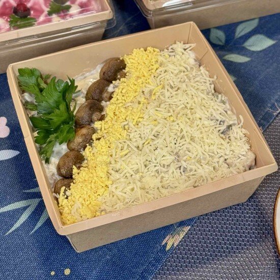 Салат из курицы с грибами